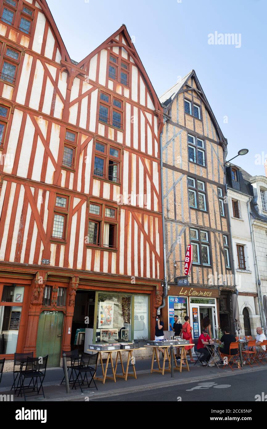 Francia medievale - scena di strada con edifici medievali nella città vecchia, Tours, Valle della Loira, Francia Europa Foto Stock