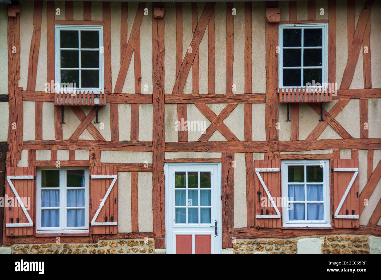 Facciata di una vecchia casa a graticcio, tipico stile della Normandia, primo piano. Le Bec Hellouin, Francia Foto Stock