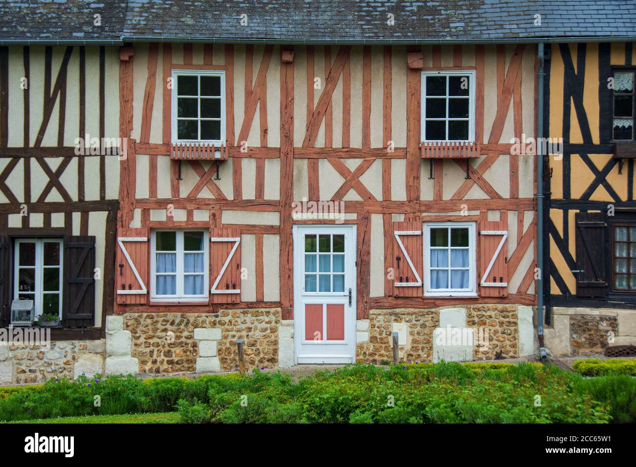 Facciata di una vecchia casa a graticcio, tipico stile della Normandia, primo piano. Le Bec Hellouin, Francia Foto Stock