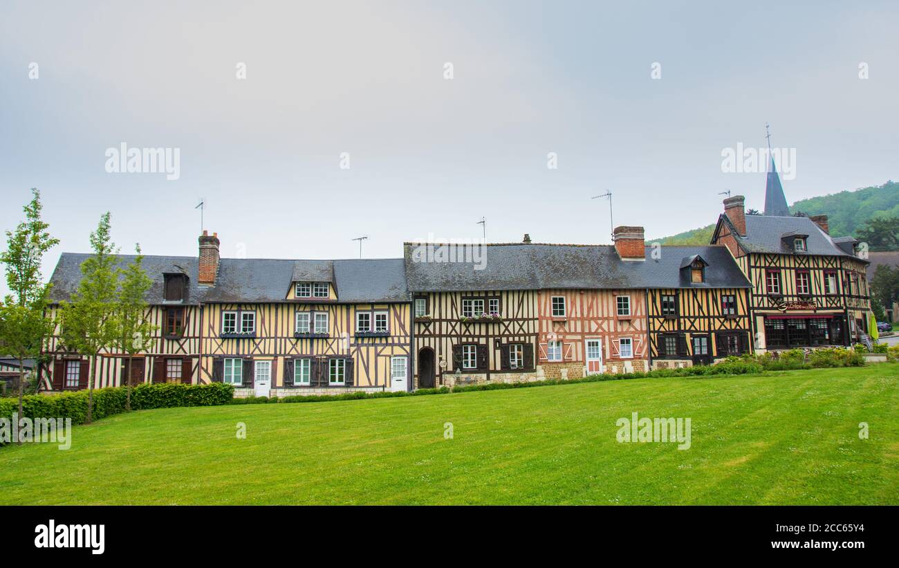 Vecchie case a graticcio, tipico stile della Normandia, le Bec Hellouin, Francia Foto Stock