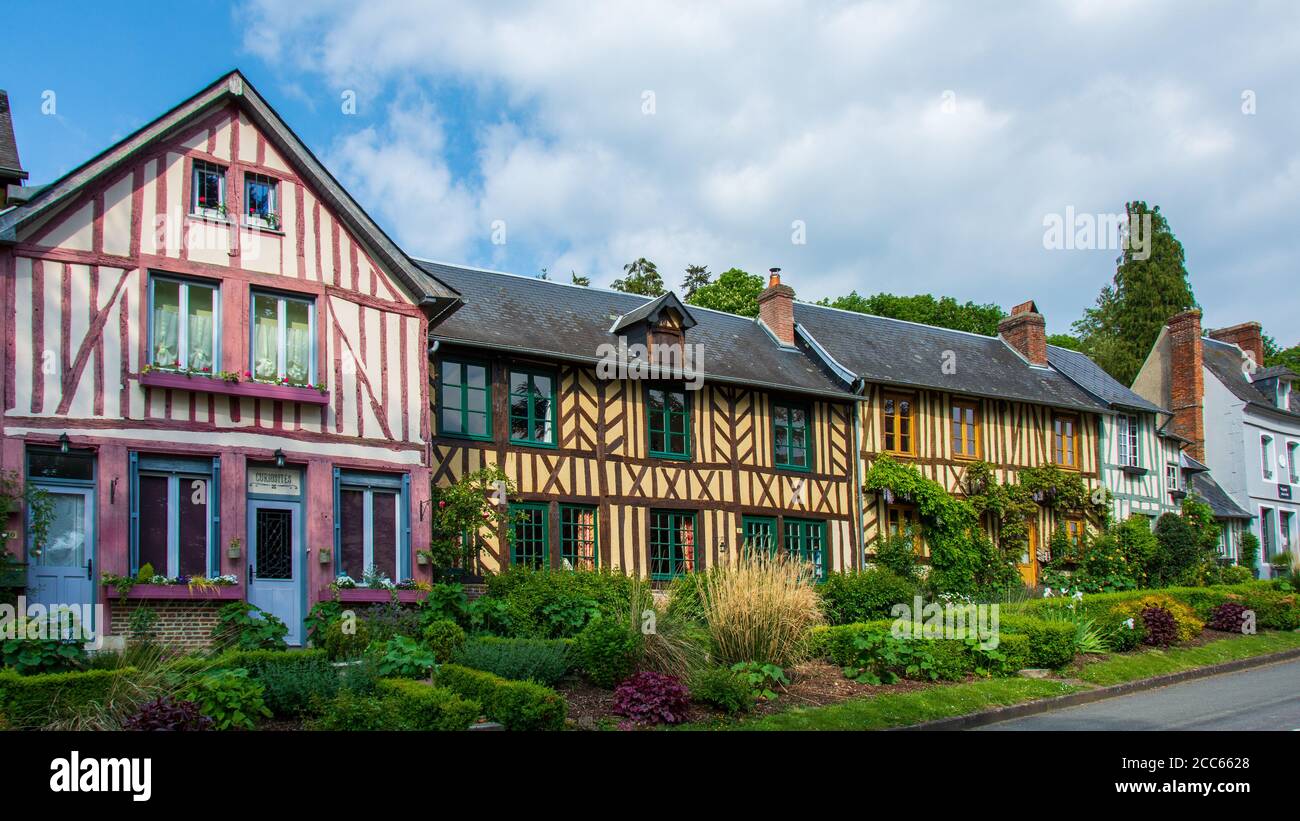 Vecchie case a graticcio, tipico stile della Normandia, le Bec Hellouin, Francia Foto Stock