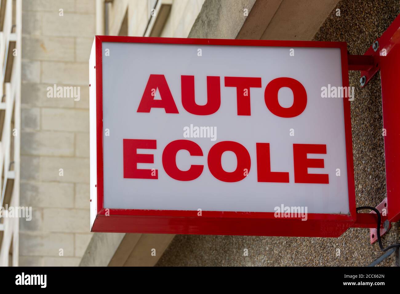 Red and white sign indicating "Auto école" written in French, meaning "driving school". France Foto Stock