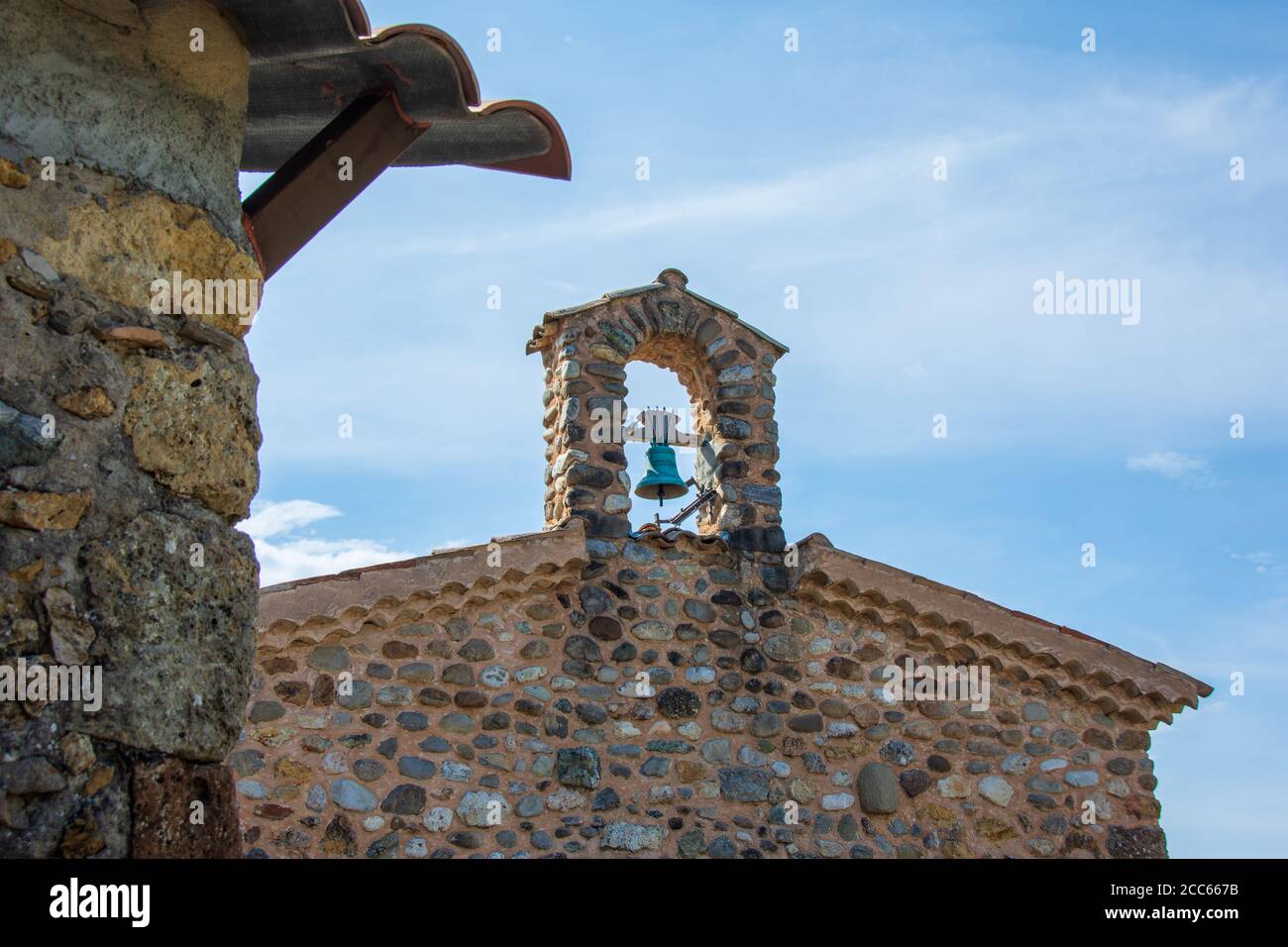 Facciata in pietra della Chapelle des Pénitents con il suo piccolo campanile, in Upaix, un villaggio in cima alla collina nella valle del Buëch, Hautes-Alpes, Francia Foto Stock