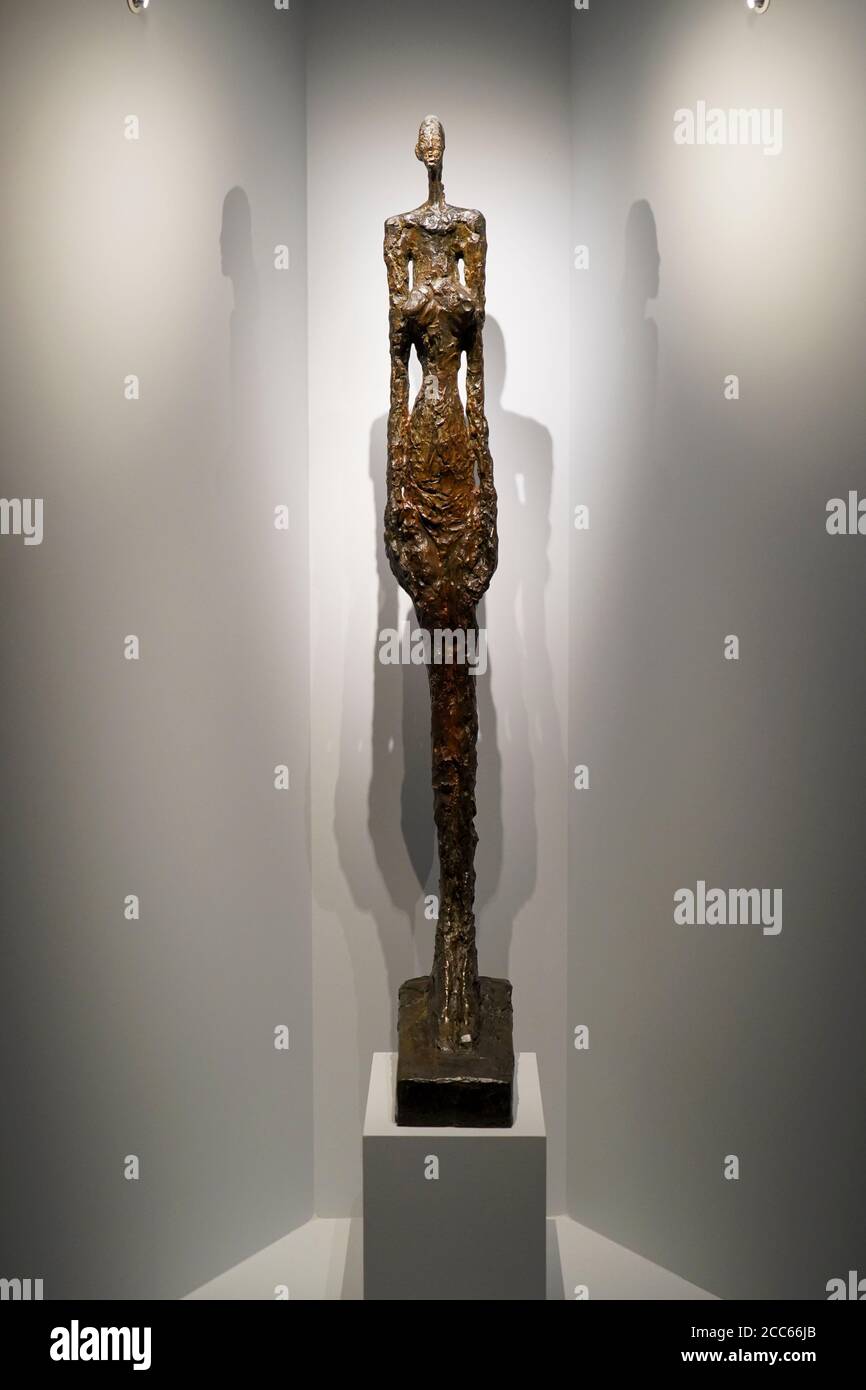 Alberto Giacometti (1901 - 1966), femme de Venise V, Donna di Venezia V, 1956, Bronzo con patina marrone e verde, al Museo Goulandris di Contempor Foto Stock