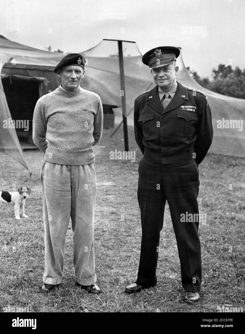 Generale Bernard Montgomery e generale Dwight D Eisenhower, Comandante supremo alleato Europa, in Normandia nel luglio 1944 Foto Stock