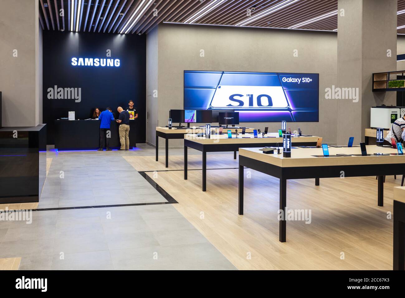 DUBAI, Emirati Arabi Uniti - 25 febbraio 2019: Samsung Galaxy S10 smartphone nel Samsung store nel centro commerciale di Dubai Foto Stock