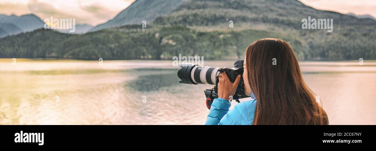 Fotografia di viaggio fotografo professionista donna turista scatto con teleobiettivo professionale Fotocamera con obiettivo su treppiede per la fotografia di animali selvatici in Alaska Foto Stock