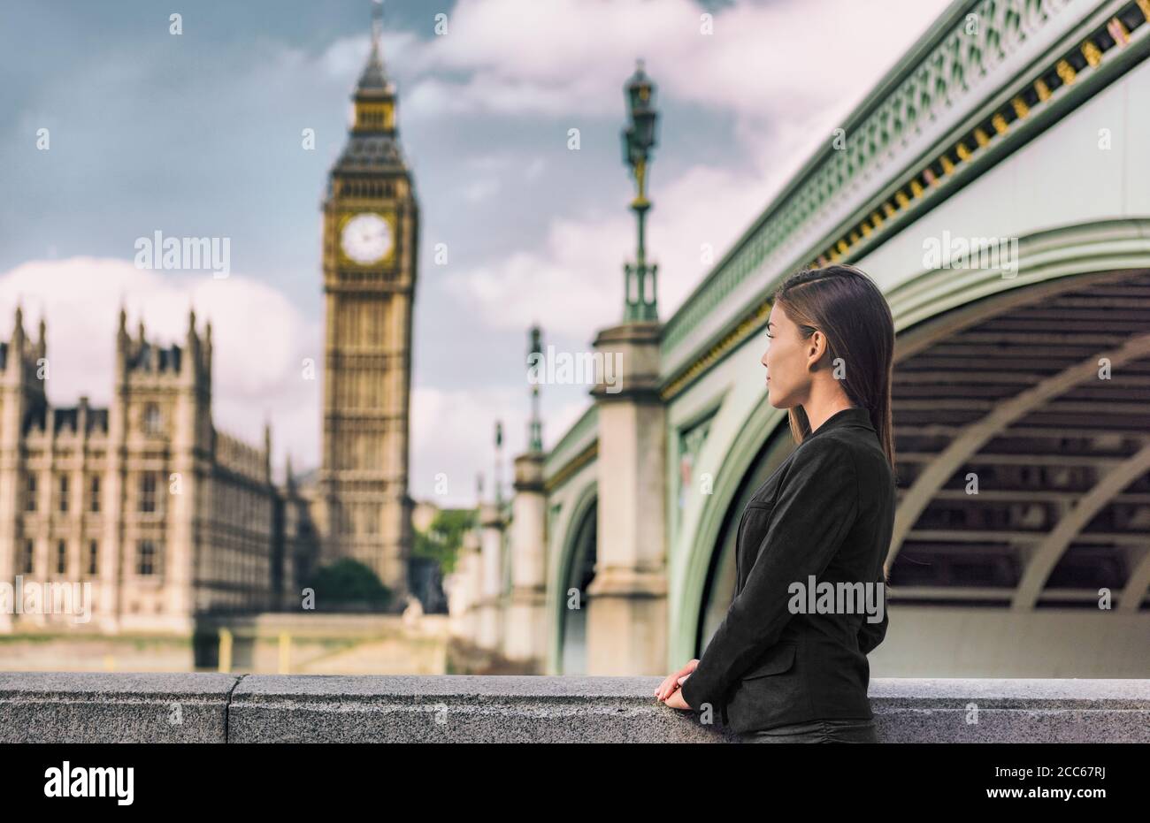 Londra affari gente città stile di vita giovane donna d'affari guardando il Parlamento Big ben torre dell'orologio, Regno Unito. Europa politica avvocato o realtore, donna Foto Stock