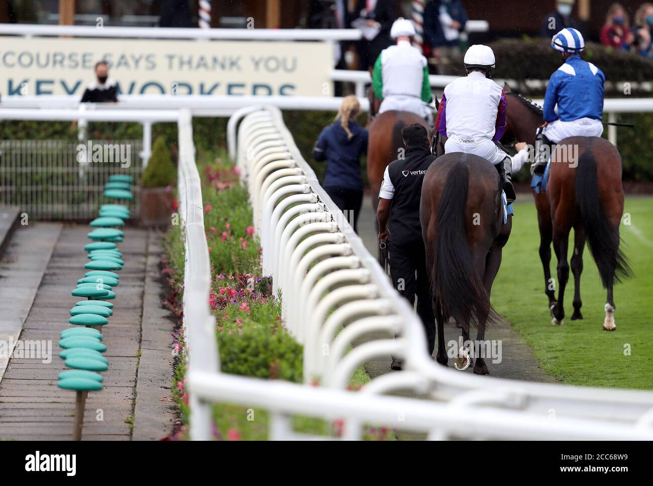 I corridori e i cavalieri vanno a postare per l'handicap del vivaio di Sky Bet durante il giorno uno del Festival di Ebor dello Yorkshire all'Ippodromo di York. Foto Stock