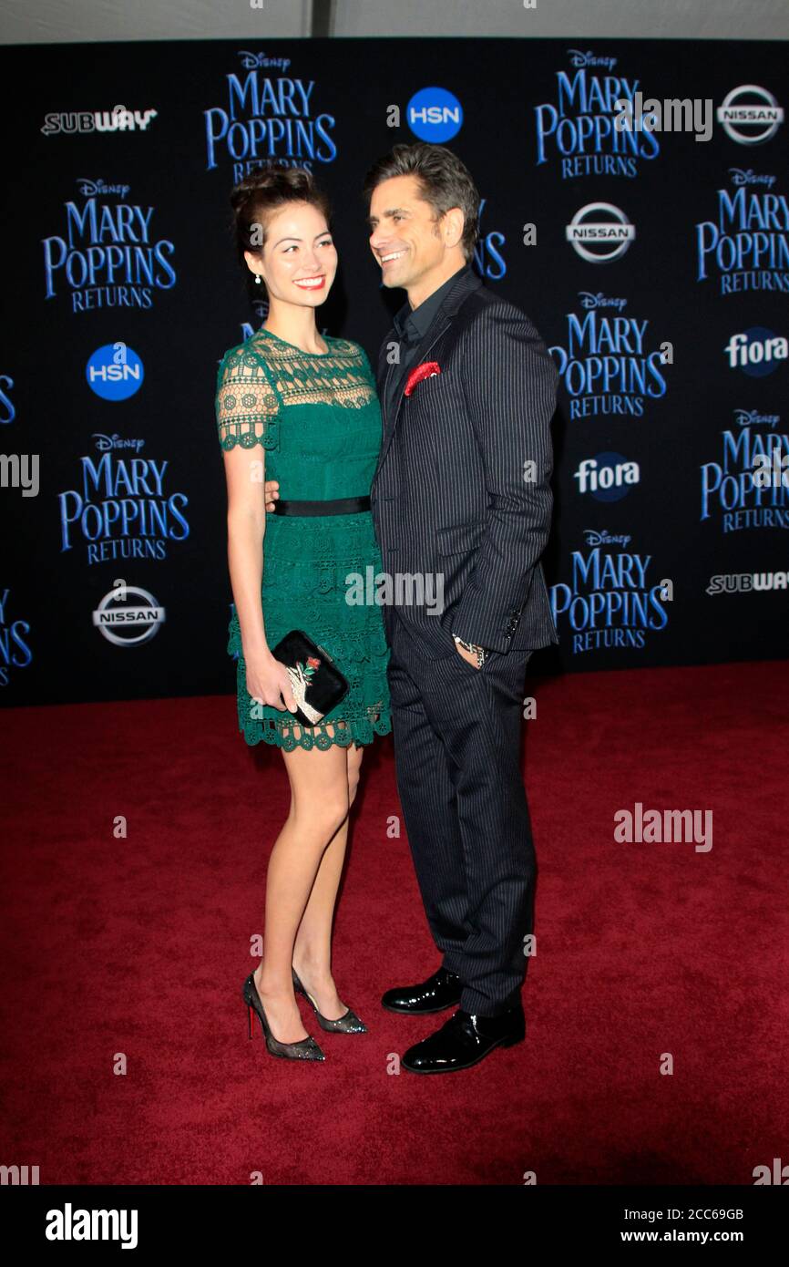 LOS ANGELES - NOV 29: Caitlin McHugh, John Stamos al ritorno di Premiere Mary Poppins al Teatro El Capitan il 29 novembre 2018 a Los Angeles, CA Foto Stock