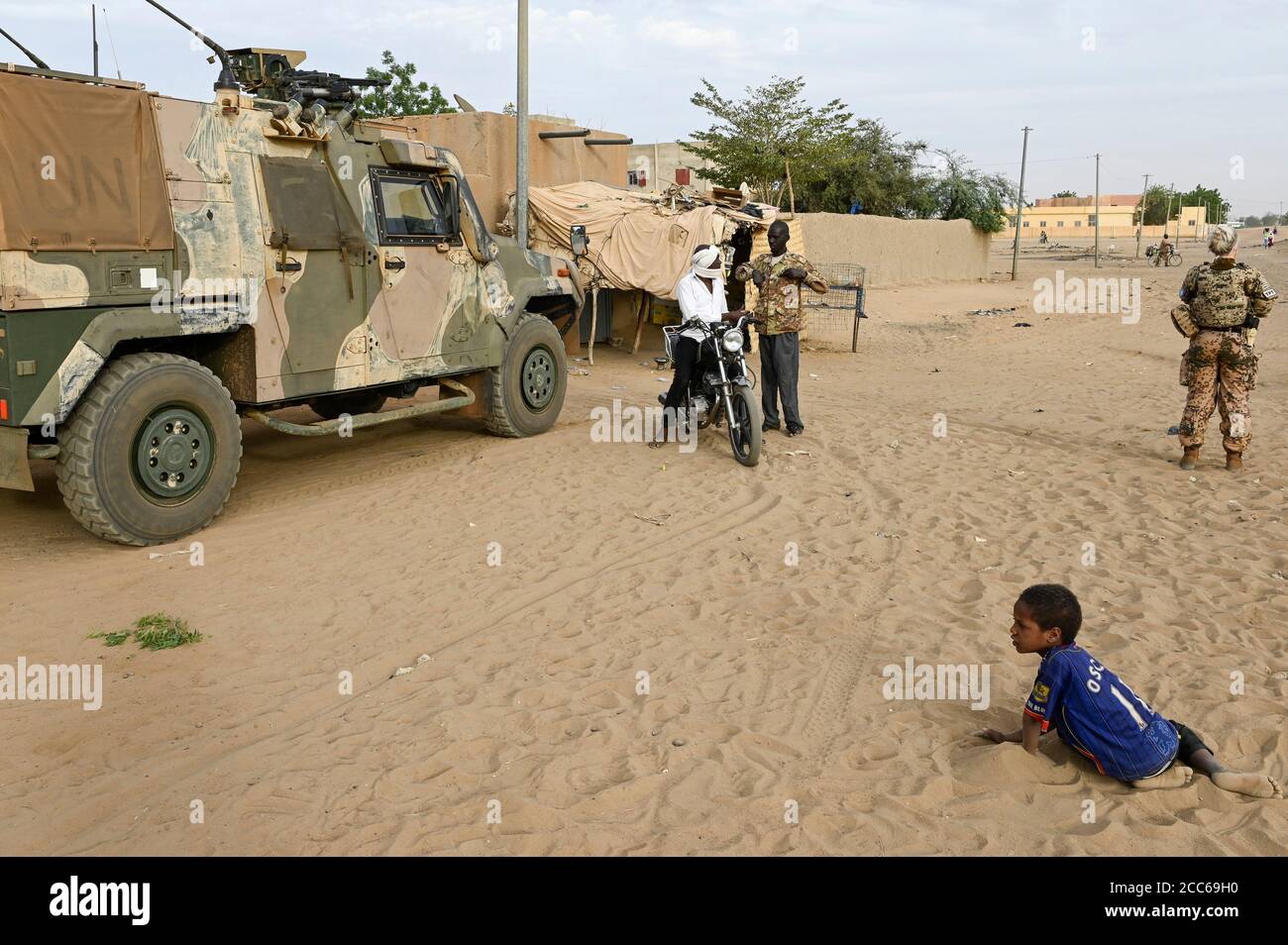 MALI, Gao, Minusma missione ONU, Camp Castor, Bundeswehr esercito tedesco in pattuglia con Eagle armata veicolo nella città di Gao Foto Stock