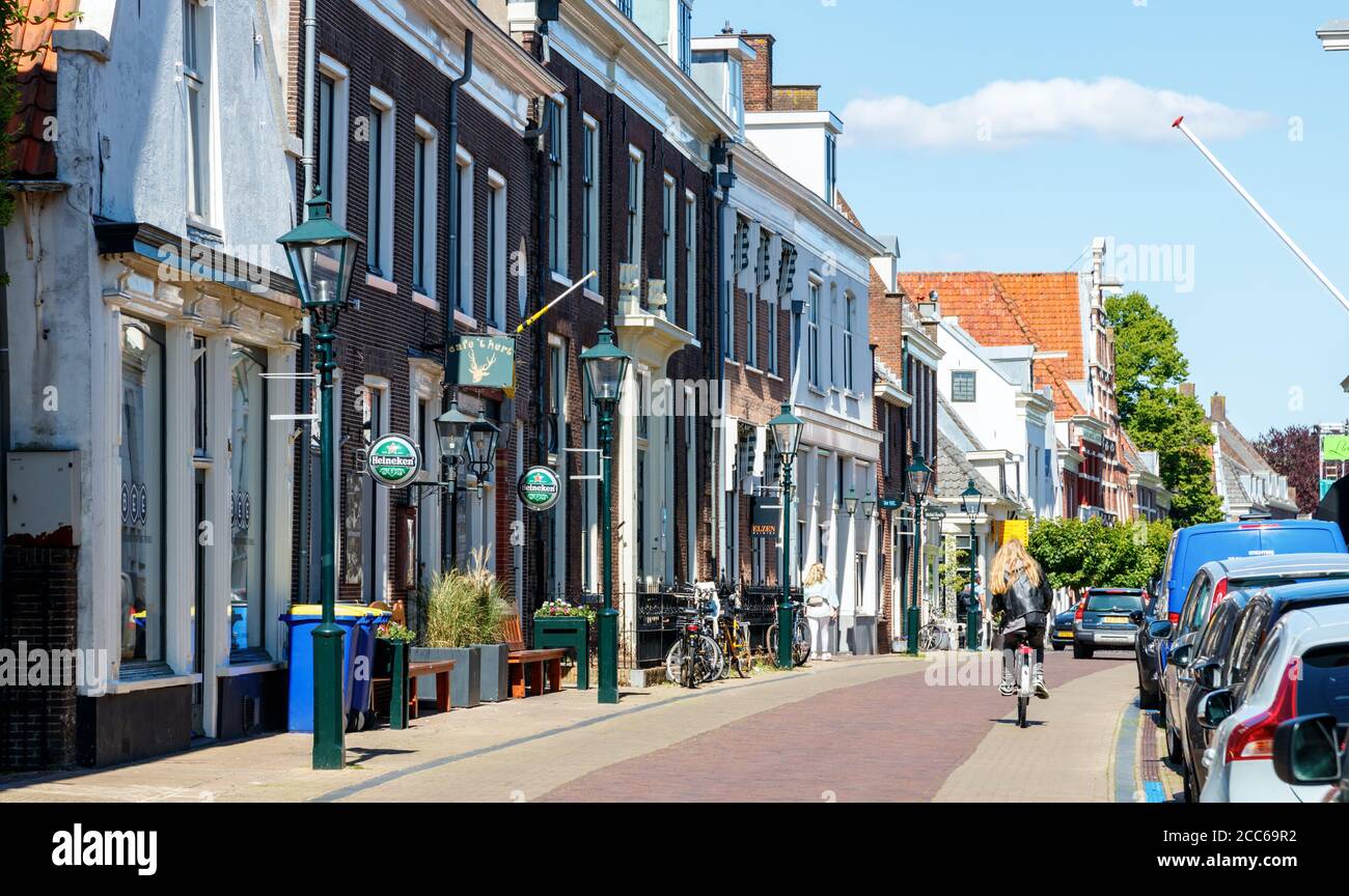 Naarden centro città in una giornata di sole. Vista sulla Cattenhagenstraat, una strada nel centro storico. Nord Olanda, Paesi Bassi. Foto Stock