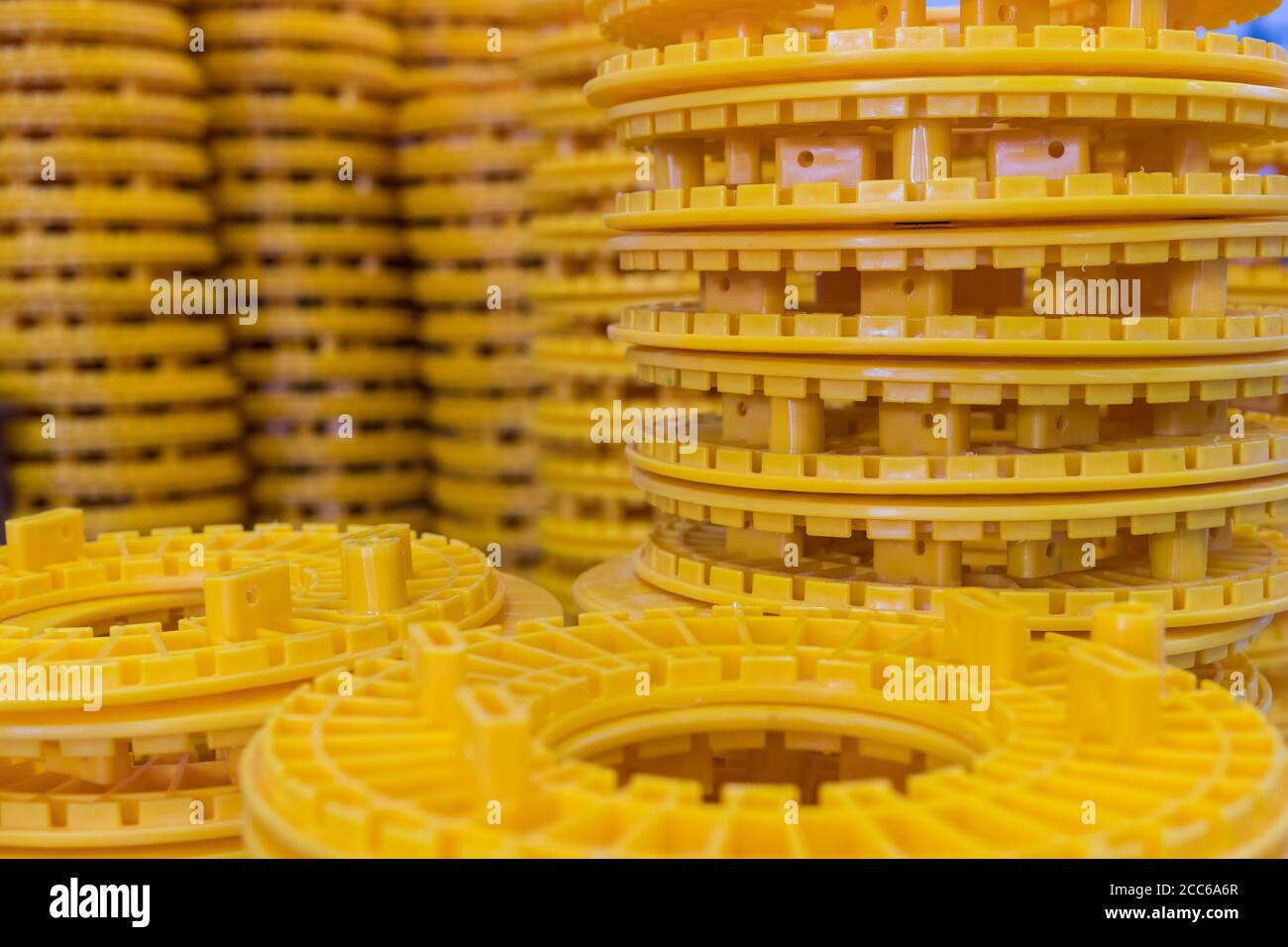 Blocchi gialli per fili nel centro di produzione. Scatto medio Foto Stock