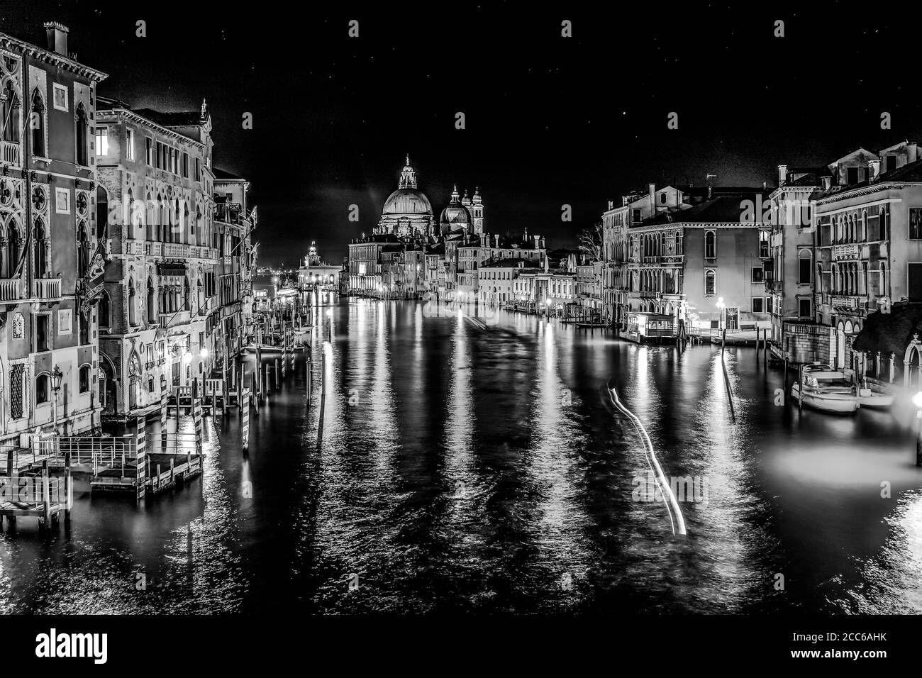 Canal Grande Bianco e Nero e Santa Maria della Salute chiesa di notte con riflessioni a Venezia l'Italia crea un vista classica Foto Stock