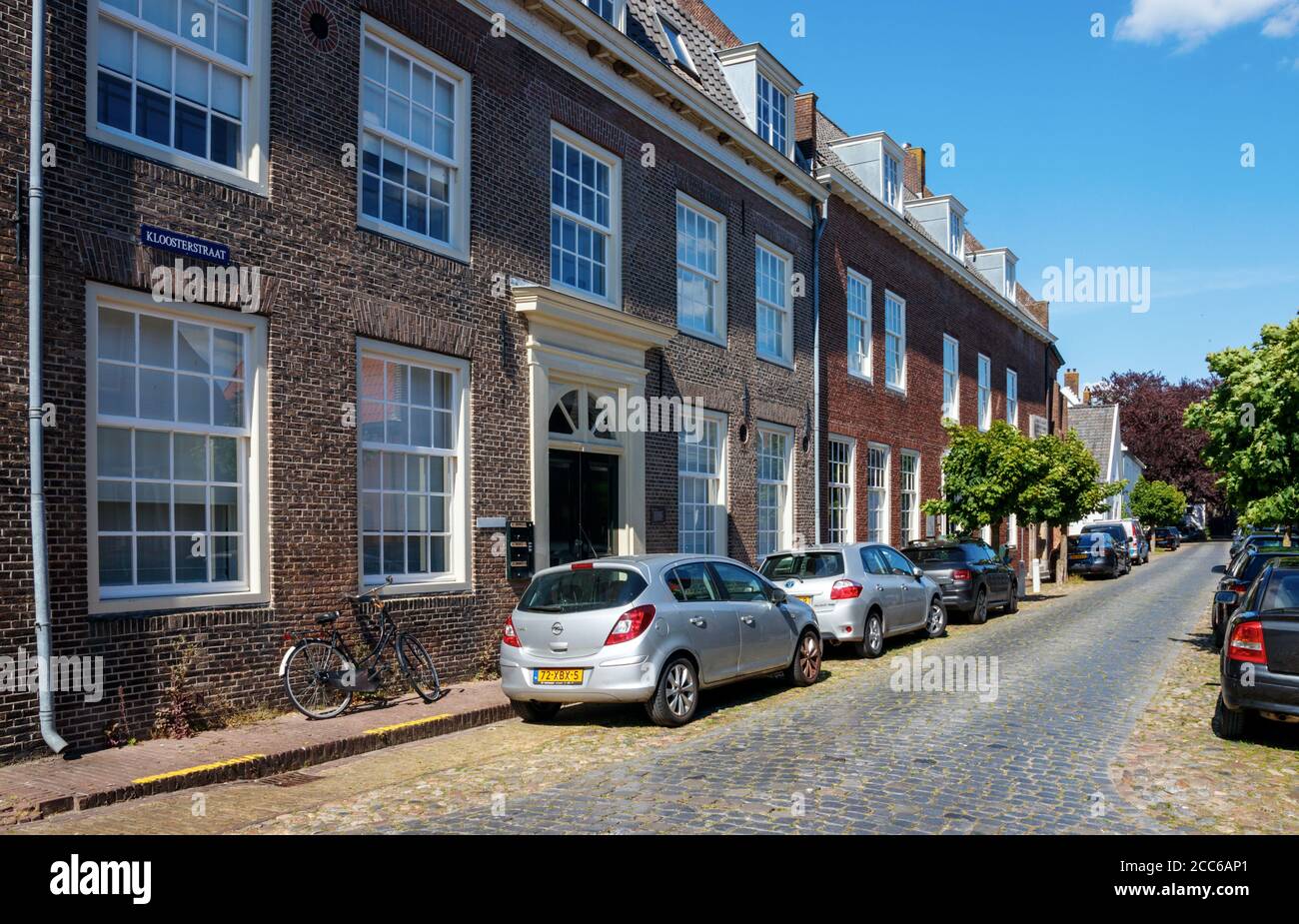 Centro storico di Naarden. Kloosterstraat con il Museo Comenius in una giornata di sole. Nord Olanda, Paesi Bassi. Foto Stock