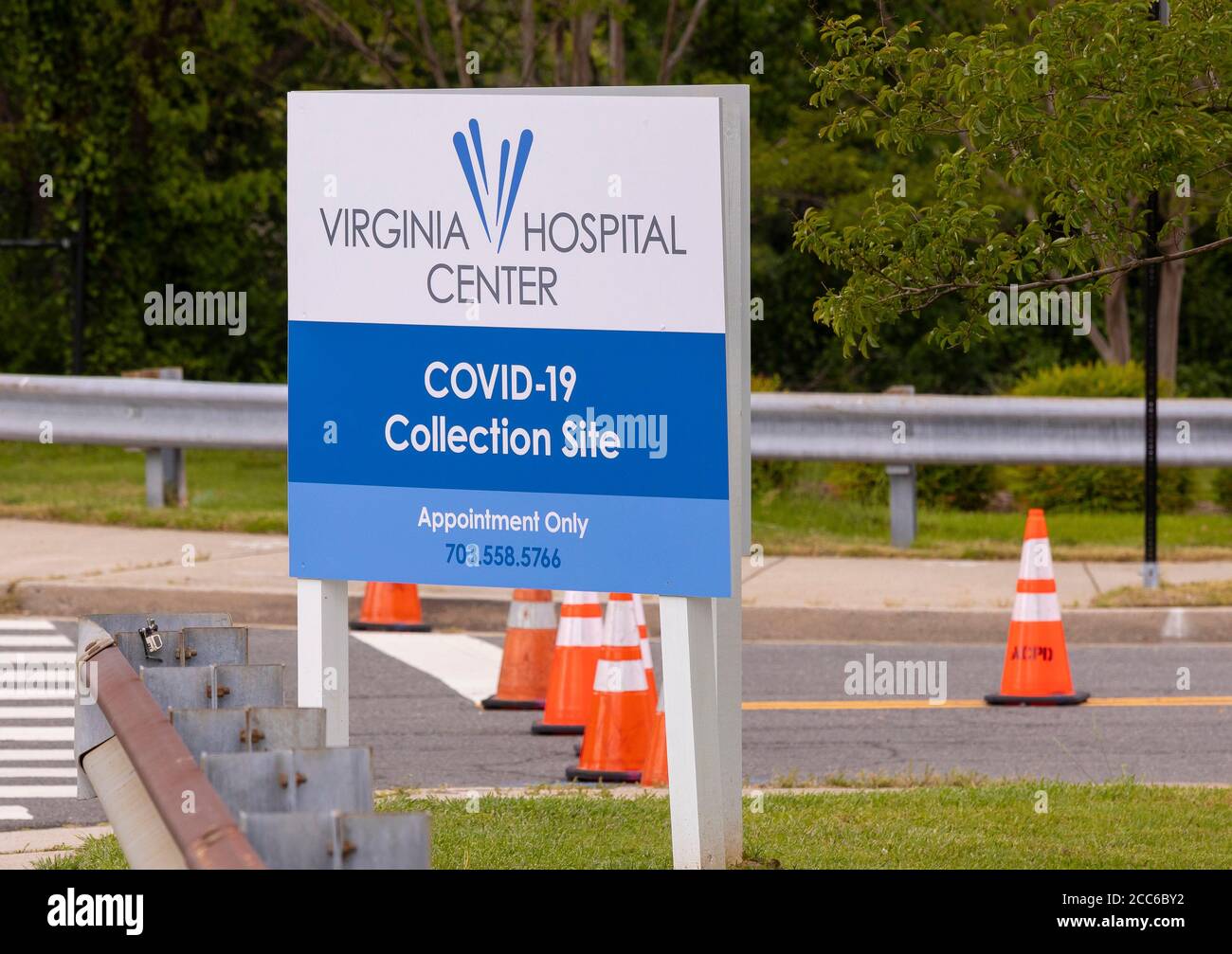 ARLINGTON, VIRGINIA, USA, 11 MAGGIO 2020: Virginia Hospital Center Covid-19 segni del sito di raccolta, per test. Foto Stock