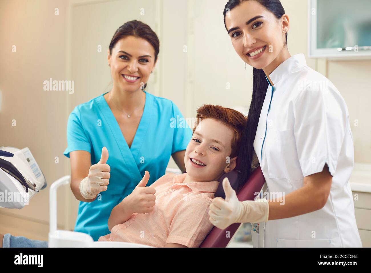 Cura e trattamento dentale. Odontoiatria per bambini. Ufficio del dentista. Foto Stock