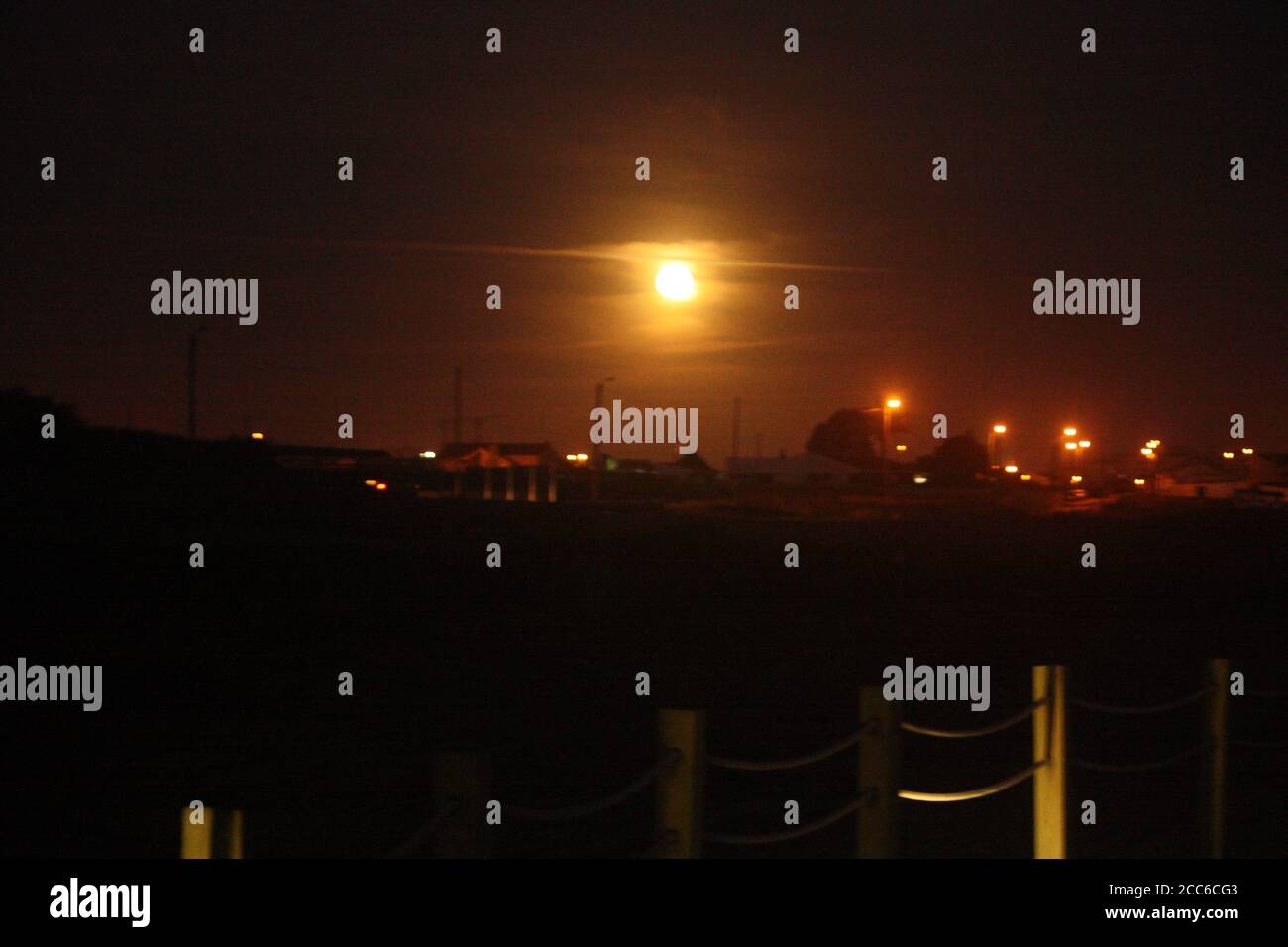 Città sulla spiaggia di notte Foto Stock