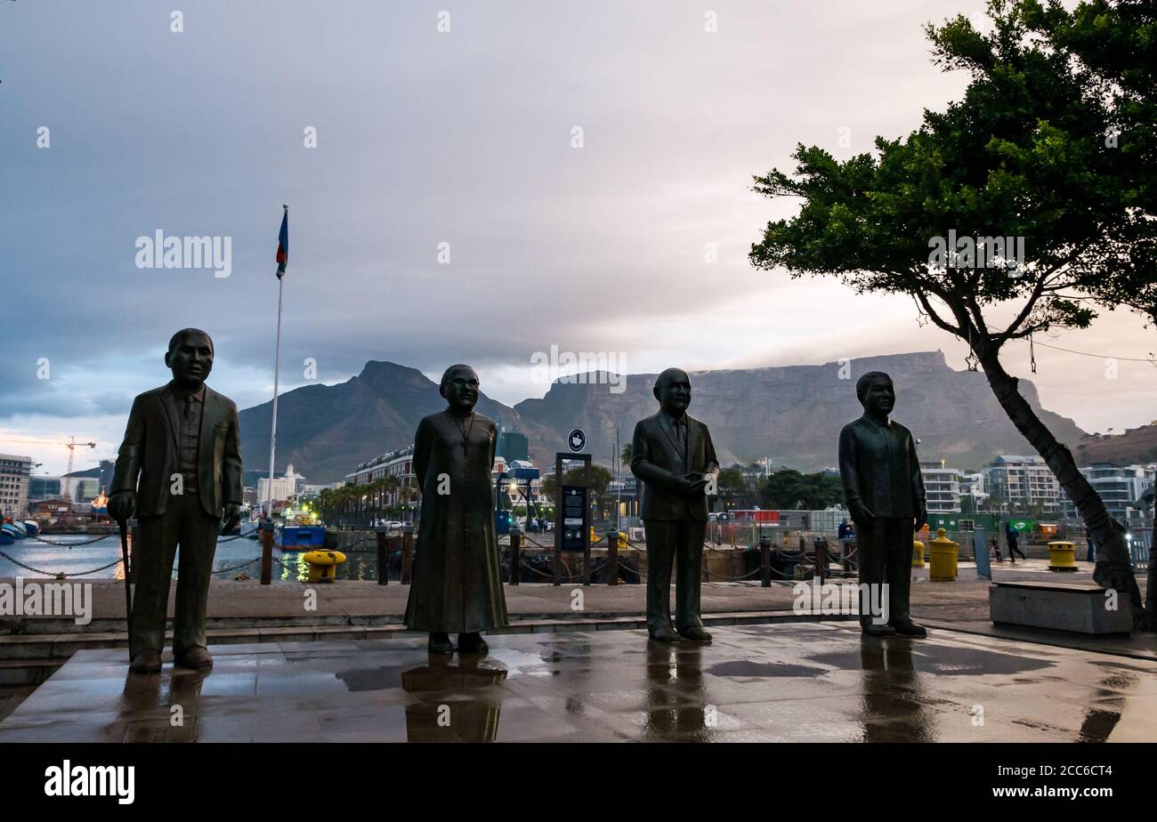 Il premio Nobel per la pace premia statue di bronzo: Nkosi Luthuli, Desmond Tutu, FW de Klerk e Nelson Mandela di Claudette Schreuders, Piazza Nobel, Città del Capo Foto Stock
