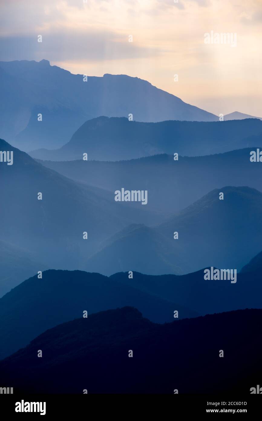Paesaggio mattutino in varie tonalità di blu in montagna, Hautes-Alpes, Francia Foto Stock