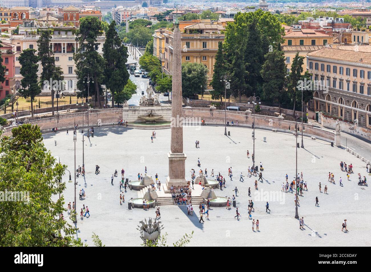 Roma, Italia - 6 luglio 2013 - molti turisti in Piazza del Popolo (Piazza del Popolo) a Roma, Italia. Nel centro della piazza stans un egiziano Foto Stock