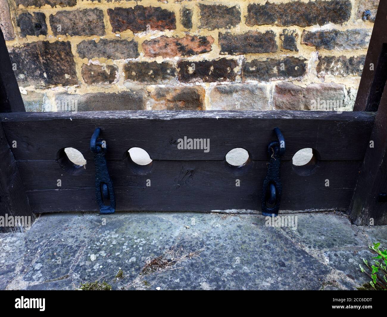 Gli stock del villaggio si pensavano essere stati restaurati 17 ° secolo nel 1957 A Follifoot vicino Harrogate North Yorkshire Inghilterra Foto Stock