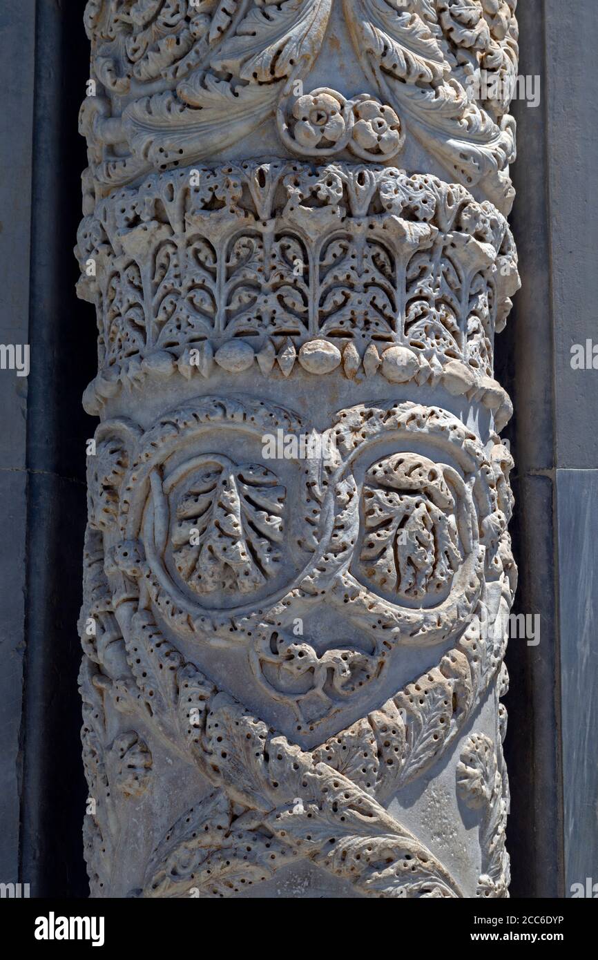 Dettaglio pilastro, Cattedrale di nostra Signora dell'Assunzione, Duomo, Piazza dei Miracoli, Pisa, Italia Foto Stock