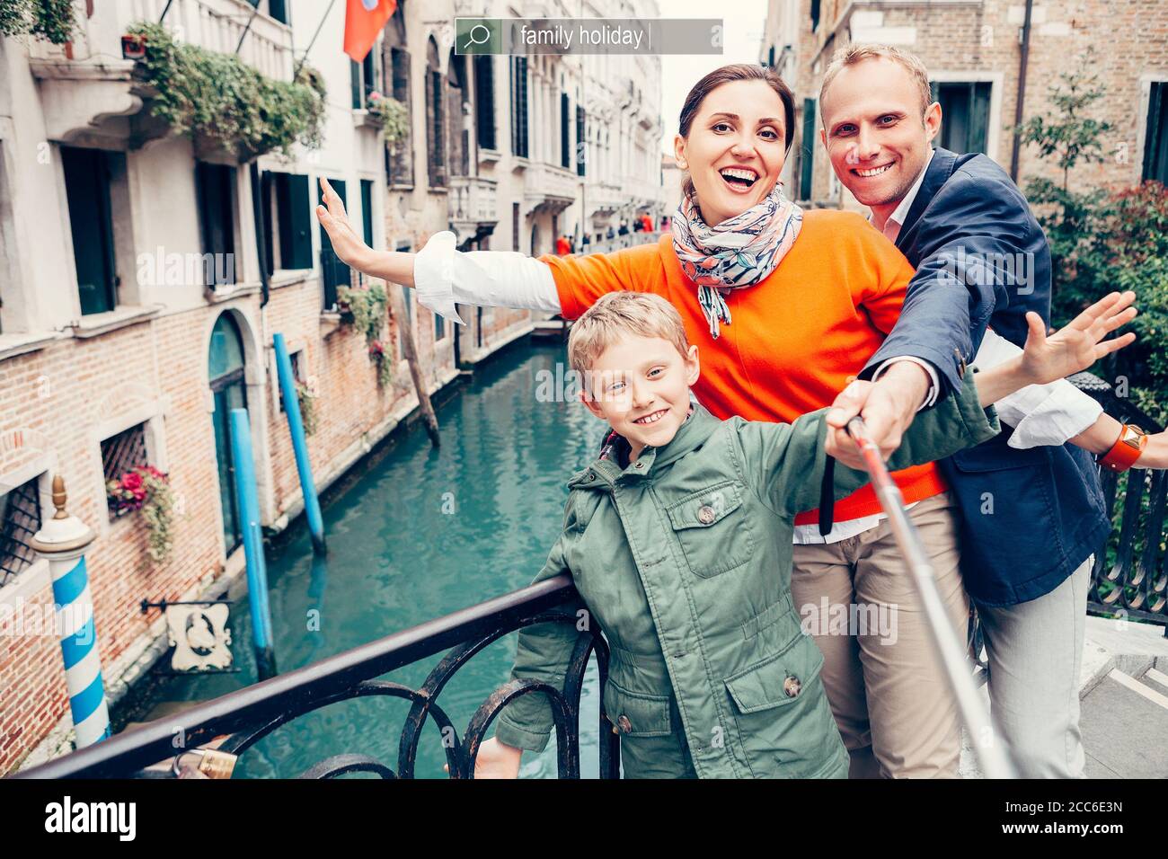 Felice famiglia scatta una foto da soli su uno dei ponti di Venezia Foto Stock