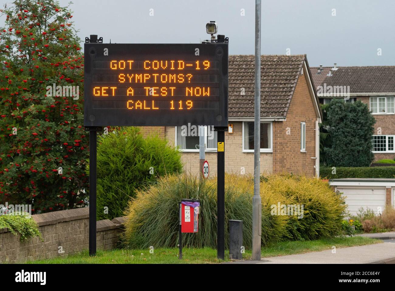 Hai i sintomi di Covid-19? Ottieni subito un test Call 119 segno durante la pandemia di coronavirus, Barnsley, South Yorkshire, Inghilterra, Regno Unito Foto Stock