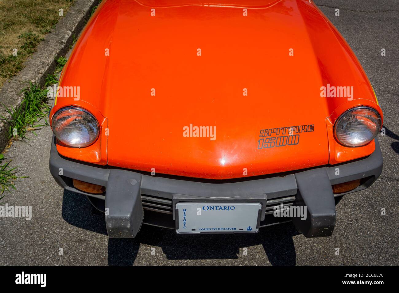 Cofano di un'auto d'epoca Triumph Spitfire rossa vista da sopra Foto Stock