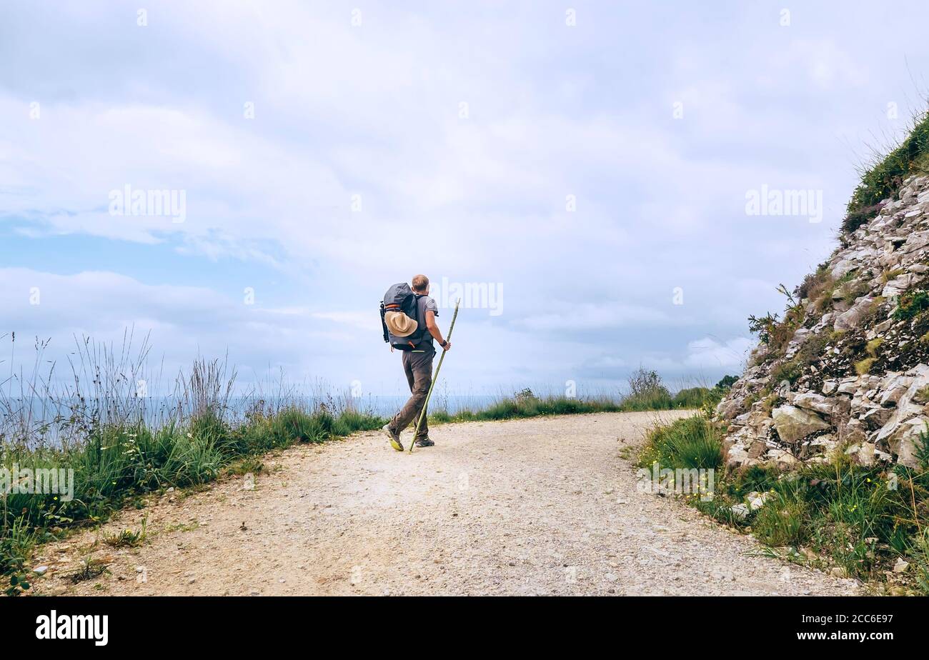 Chi viaggia con lo zaino in spalla cammina sulla strada Foto Stock