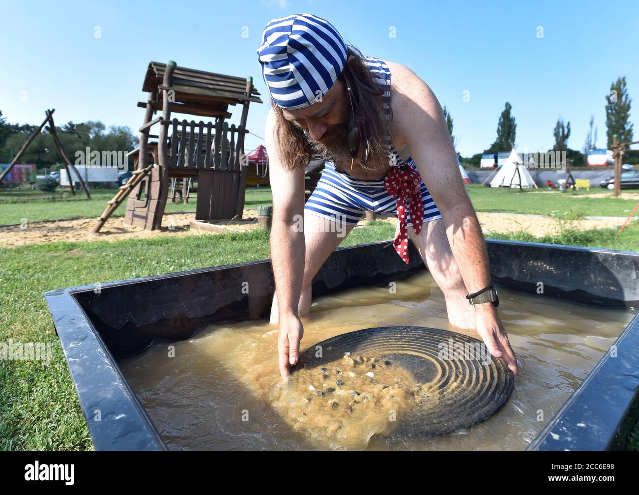 Novy Knin, Repubblica Ceca. 19 agosto 2020. Il 44° Campionato Mondiale di Goldpanning, il terzo in Czechia, è iniziato ieri a Novy Knin, ex città reale di estrazione dell'oro, martedì 19 agosto 2020, con 260 concorrenti provenienti da 13 paesi, non solo dall'Europa ma anche dal Giappone, per esempio. Il programma si è aperto con una parata di gala dei partecipanti questa sera. I concorsi sono in programma dal mercoledì al sabato. Credit: Michaela Rihova/CTK Photo/Alamy Live News Foto Stock