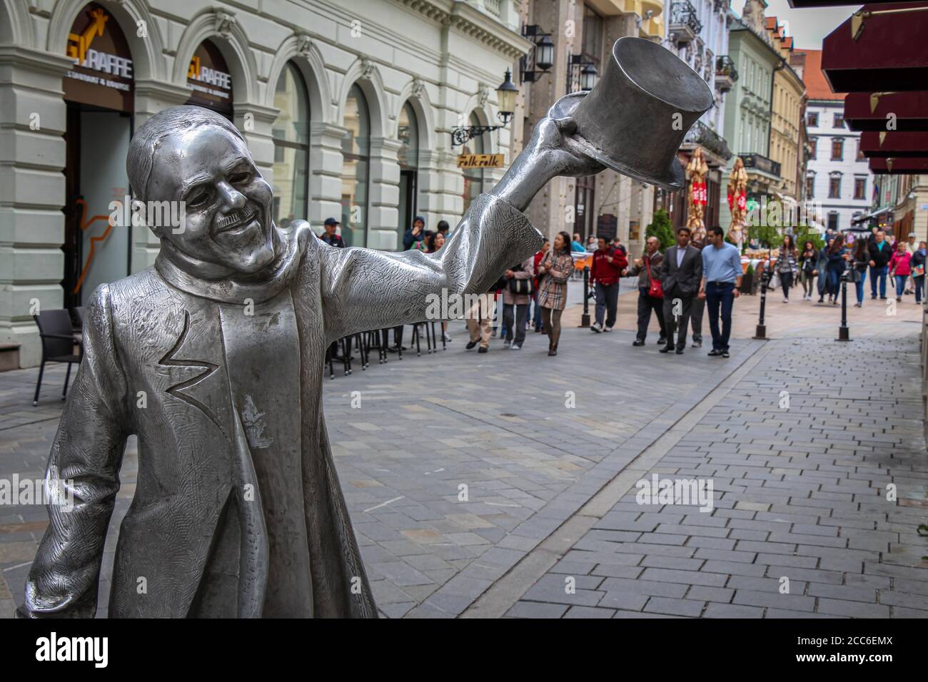 Bratislava, Slovacchia - 5 luglio 2020: La statua di Schone NaCI, argento, bronzo nel centro storico di Bratislava, Slovacchia Foto Stock