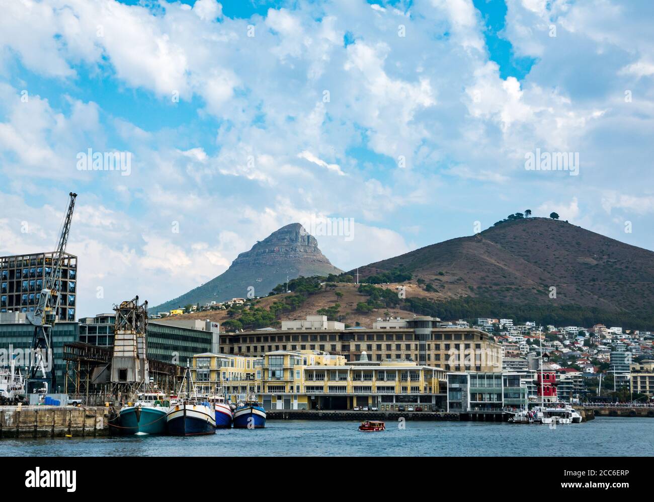 Vista di Table Mountain e Devil's Peak dal V&A Waterfront, Victoria Basin, zona del porto di Città del Capo, Sud Africa Foto Stock