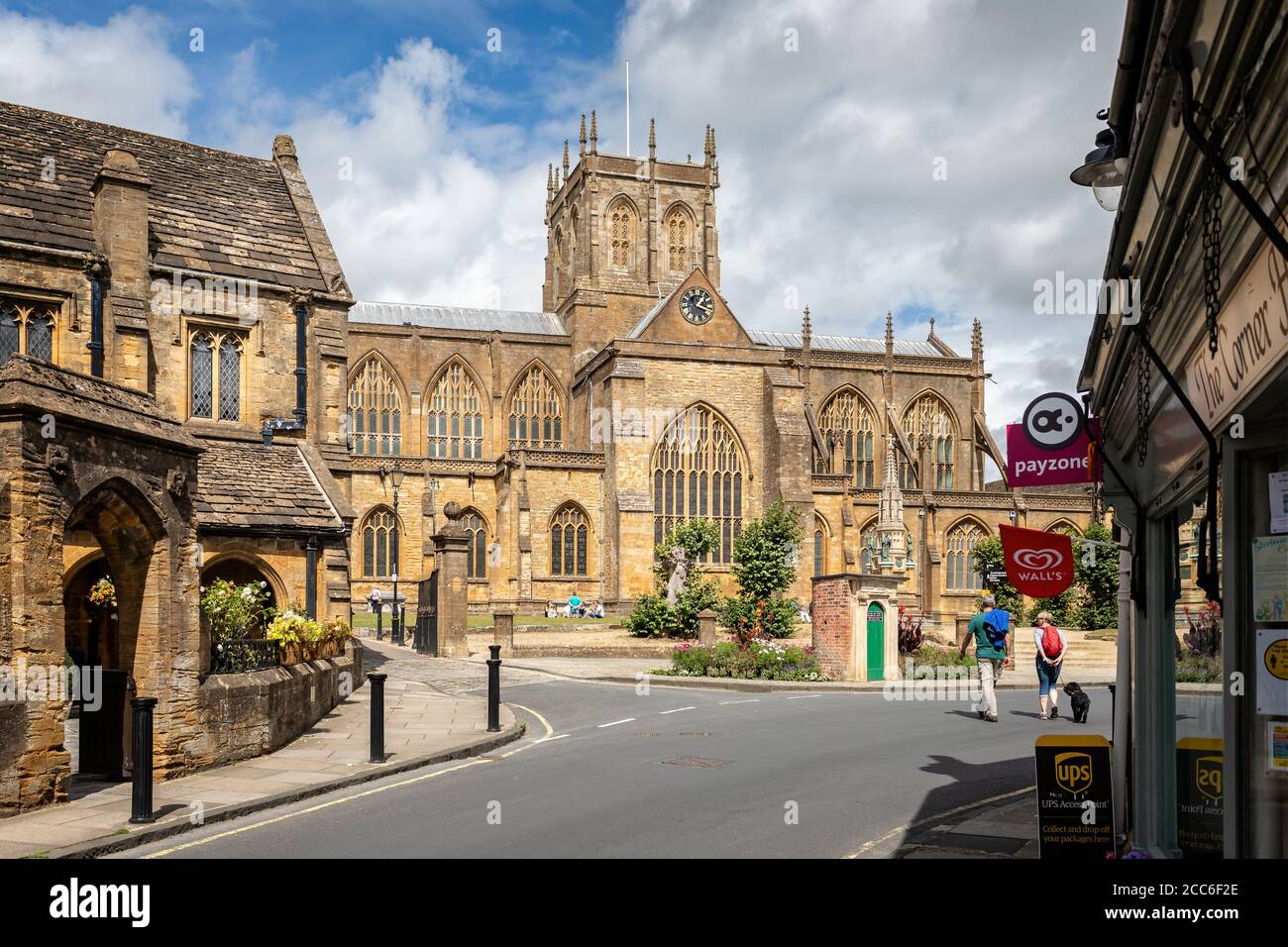 Sherborne Abbey e St Johns Almshouse a Sherborne, Dorset, Regno Unito, il 18 agosto 2020 Foto Stock