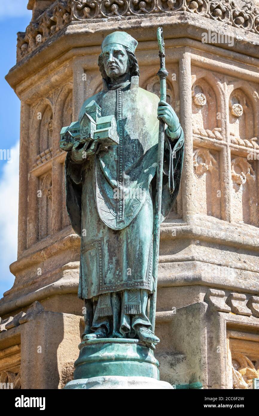 Primo piano della statua del vescovo Roger sulla Digby Memorial Cross di fronte all'abbazia di Sherborne a Sherborne, Dorset, Regno Unito, il 18 agosto 2020 Foto Stock