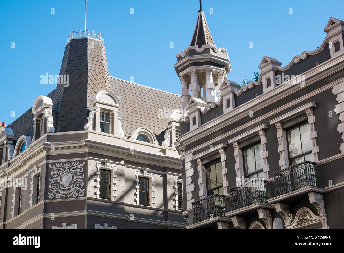 Edifici coloniali decorati con balconi o verande, Long Street, Città del Capo, Sud Africa Foto Stock
