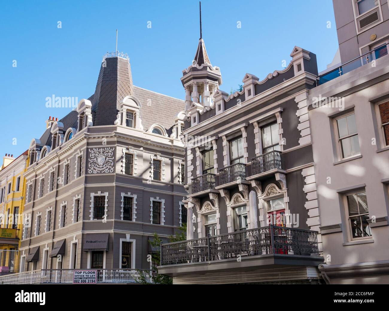Edifici coloniali decorati con balconi o verande, Long Street, Città del Capo, Sud Africa Foto Stock