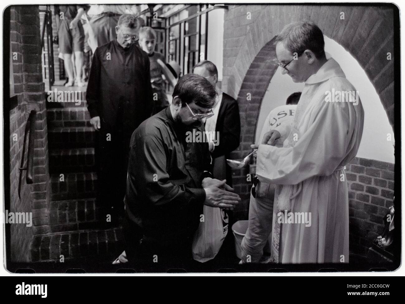 Walsingham Pilgrimage Norfolk Inghilterra Maggio 1992 nostra Signora di Walsingham è un titolo della Beata Vergine Maria venerata dai cattolici e da alcuni anglicani associati alle apparizioni mariane a Richeldis de Faverches, una pious nobildonna inglese, nel 1061 nel villaggio di Walsingham a Norfolk, Inghilterra. Lady Richeldis fece costruire una struttura chiamata 'la Santa Casa' a Walsingham che divenne in seguito un santuario e un luogo di pellegrinaggio. Passando sulla sua tutela della Santa Casa, il figlio di Richeldis, Geoffrey, lasciò le istruzioni per la costruzione di un convento a Walsingham. Il priorato passò nella cura o Foto Stock