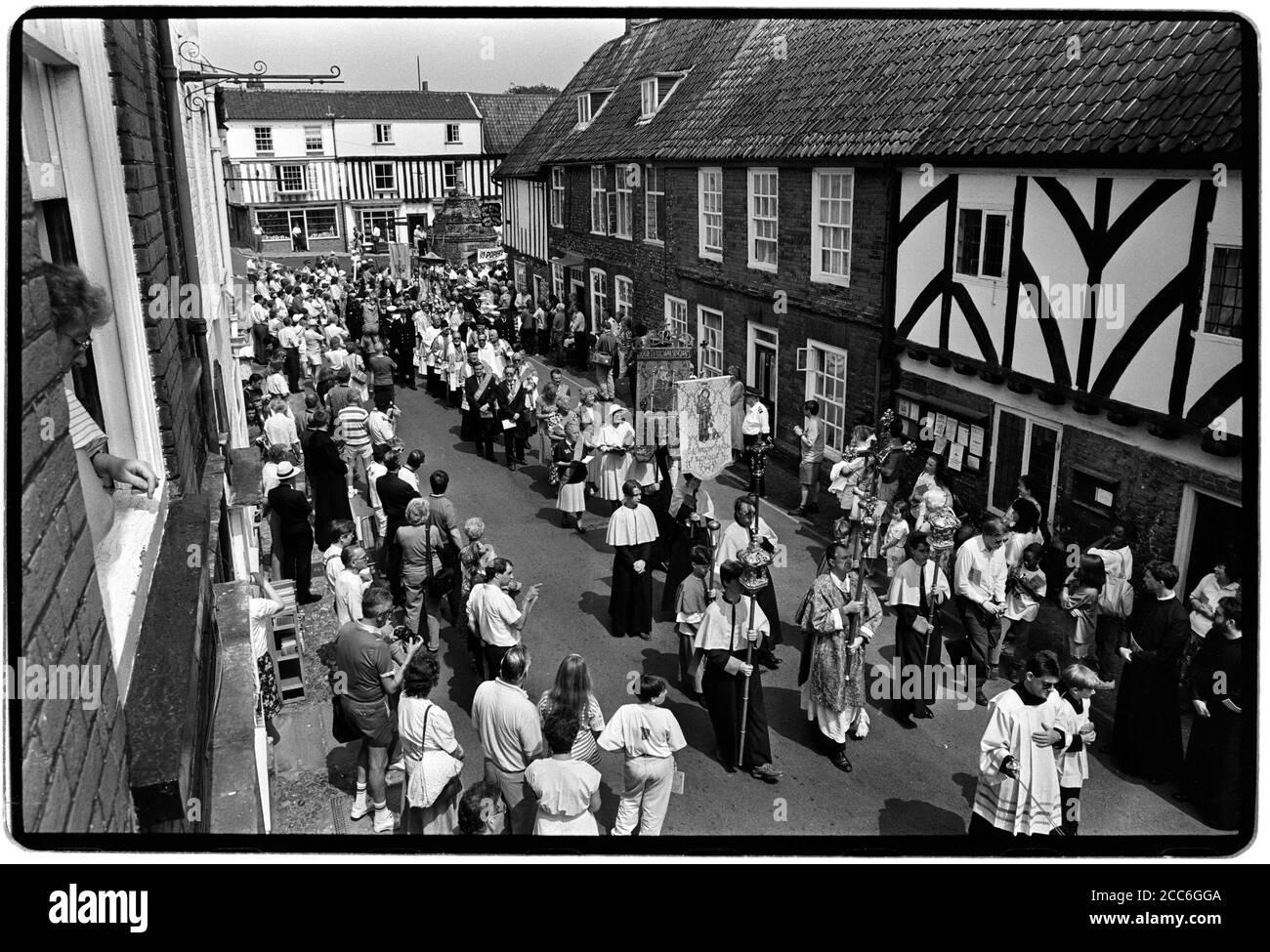 Walsingham Pilgrimage Norfolk Inghilterra Maggio 1992 nostra Signora di Walsingham è un titolo della Beata Vergine Maria venerata dai cattolici e da alcuni anglicani associati alle apparizioni mariane a Richeldis de Faverches, una pious nobildonna inglese, nel 1061 nel villaggio di Walsingham a Norfolk, Inghilterra. Lady Richeldis fece costruire una struttura chiamata 'la Santa Casa' a Walsingham che divenne in seguito un santuario e un luogo di pellegrinaggio. Passando sulla sua tutela della Santa Casa, il figlio di Richeldis, Geoffrey, lasciò le istruzioni per la costruzione di un convento a Walsingham. Il priorato passò nella cura o Foto Stock Walsingham Pilgrimage Norfolk Inghilterra Maggio 1992 nostra Signora di Walsingham è un titolo della Beata Vergine Maria venerata dai cattolici e da alcuni anglicani associati alle apparizioni mariane a Richeldis de Faverches, una pious nobildonna inglese, nel 1061 nel villaggio di Walsingham a Norfolk, Inghilterra. Lady Richeldis fece costruire una struttura chiamata 'la Santa Casa' a Walsingham che divenne in seguito un santuario e un luogo di pellegrinaggio. Passando sulla sua tutela della Santa Casa, il figlio di Richeldis, Geoffrey, lasciò le istruzioni per la costruzione di un convento a Walsingham. Il priorato passò nella cura o Foto Stock