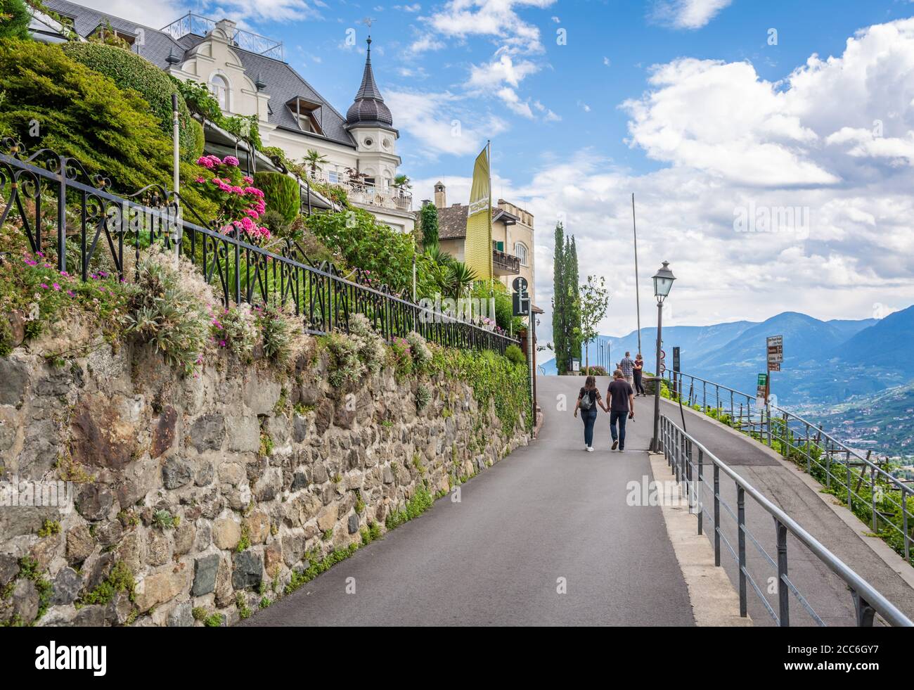 via del piccolo villaggio di Tirolo presso Merano in Alto Adige, Trentino Alto Adige, italia settentrionale - 16 luglio 2020 Foto Stock
