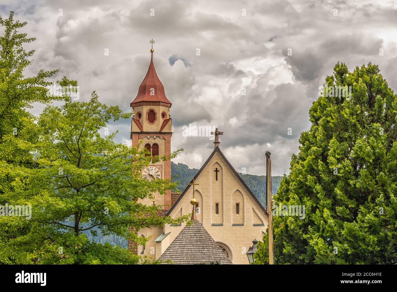 La Chiesa di San Giovanni Battista in Tirolo Dorf, vicino Merano, Tirolo sud, Italia.particolare di tetto e campanile. Foto Stock