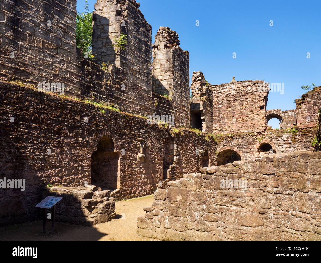 Rovine del Castello di Spofforth una casa fortificata costruita contro un Affioramento roccioso in Spofforth Harrogate North Yorkshire Inghilterra Foto Stock