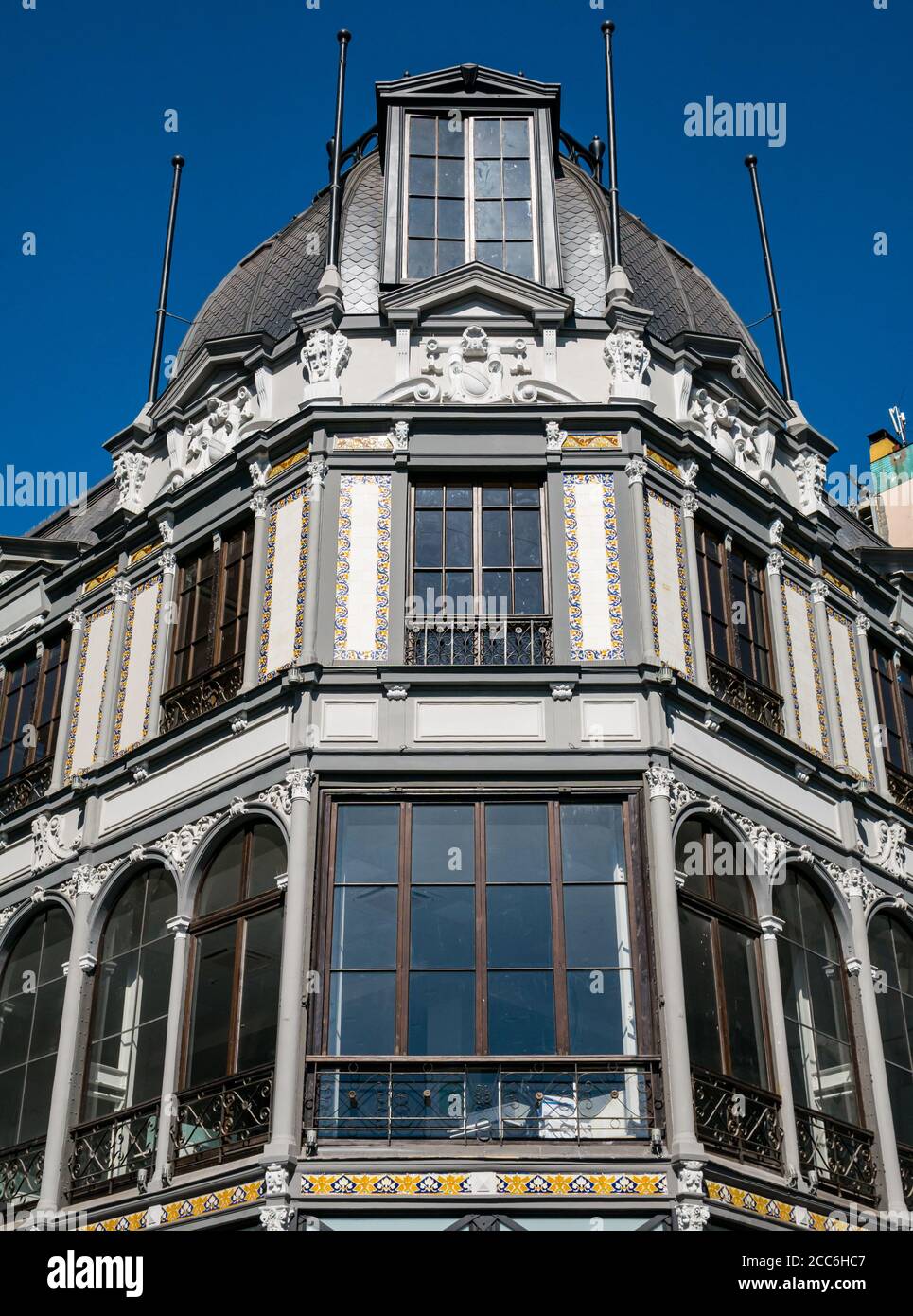 Edificio d'angolo in stile coloniale Merced, Santiago, Cile, Sud America Foto Stock