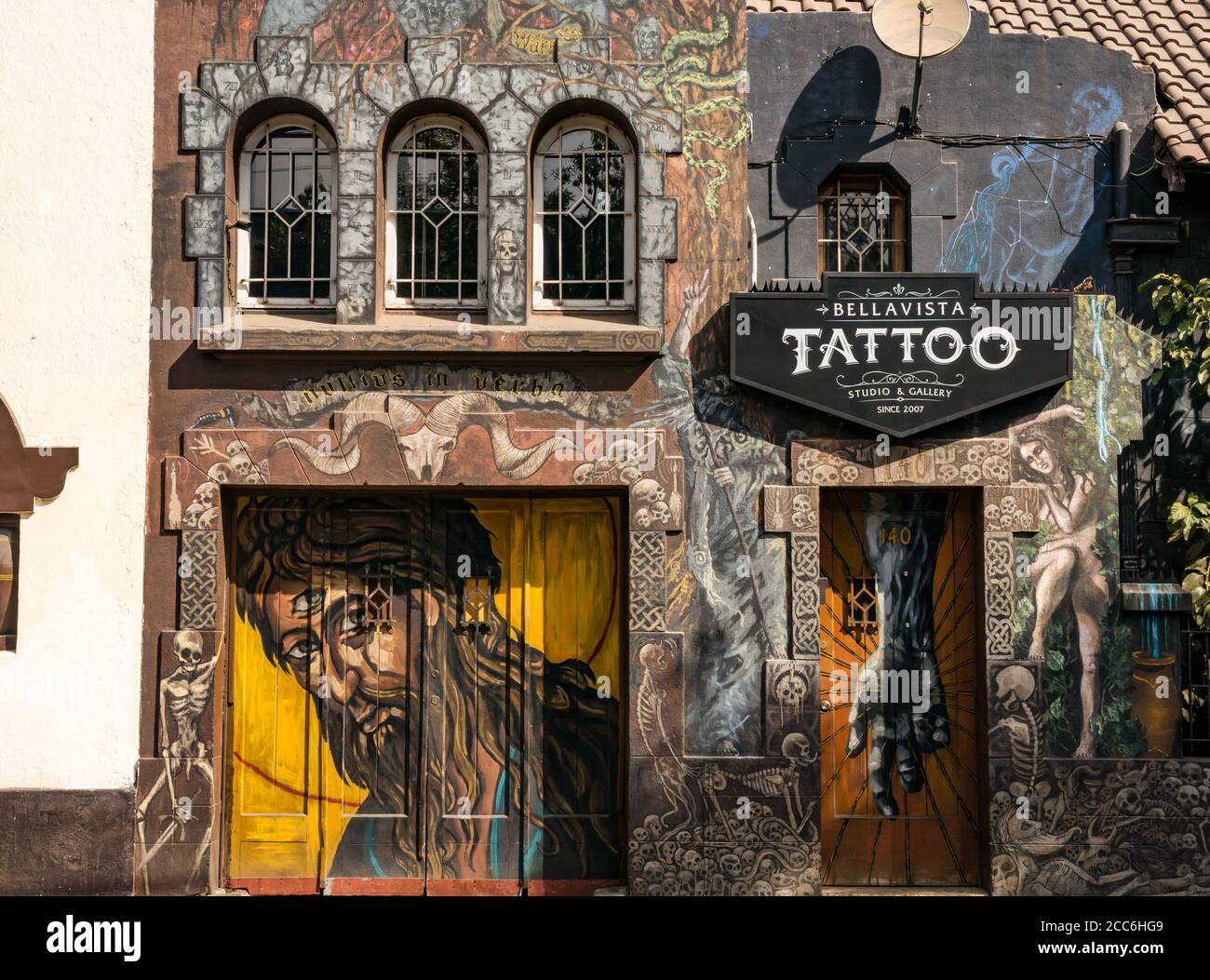 Opere d'arte stravaganti di fronte al Tattoo Parlour Studio, Bellavista, Santiago, Cile, Sud America Foto Stock