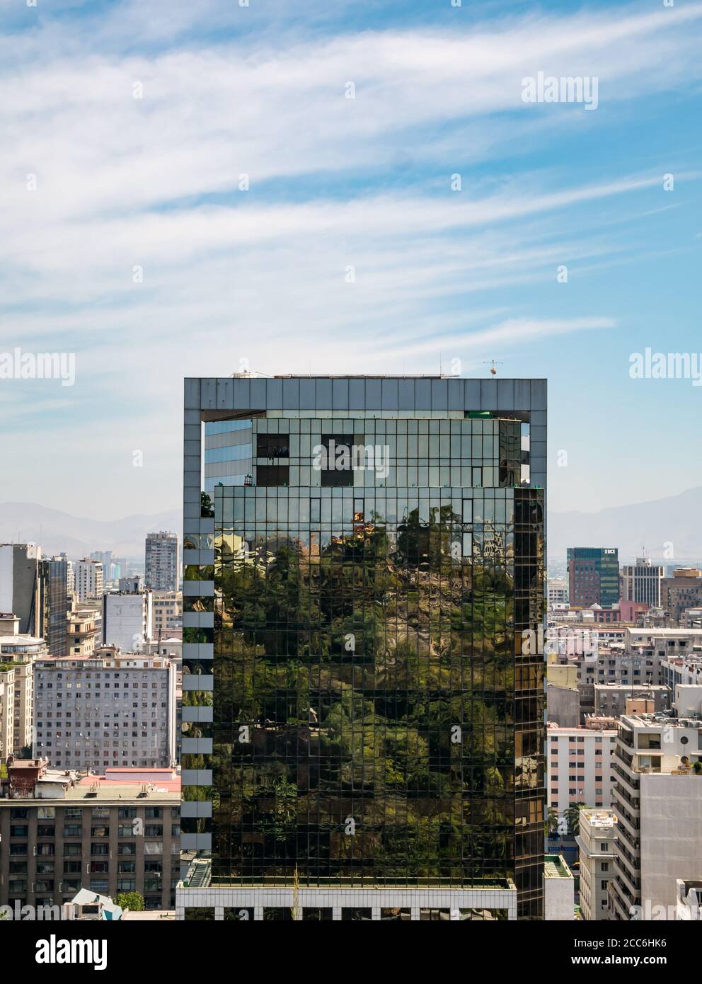 Moderno edificio in vetro con Santa Lucia Hill riflesso, Santiago, Cile, Sud America Foto Stock