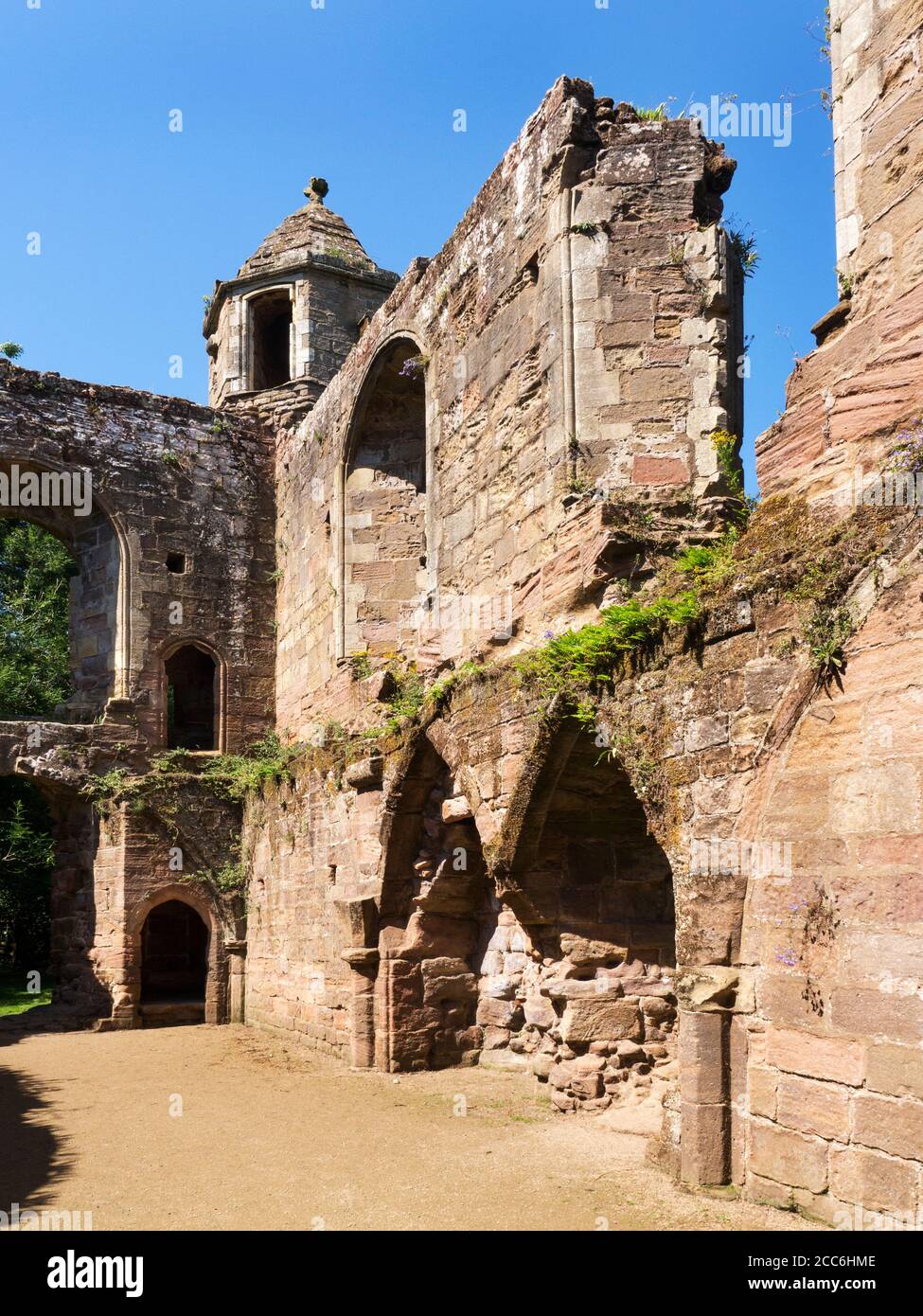 Rovine del Castello di Spofforth una casa fortificata costruita contro un Affioramento roccioso in Spofforth Harrogate North Yorkshire Inghilterra Foto Stock