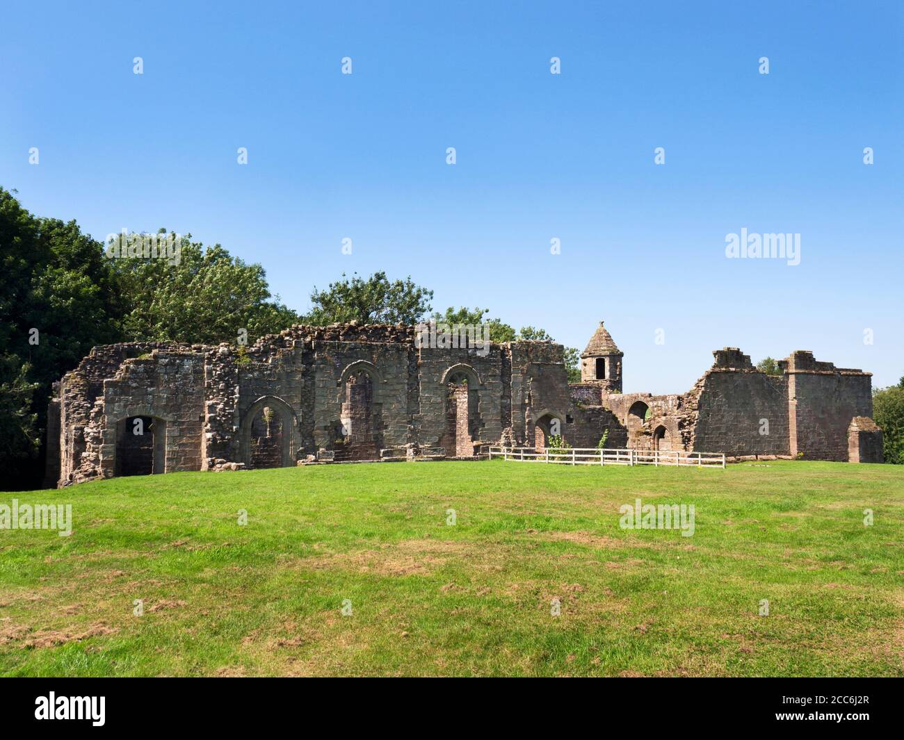 Rovine del Castello di Spofforth una casa fortificata costruita contro un Affioramento roccioso in Spofforth Harrogate North Yorkshire Inghilterra Foto Stock