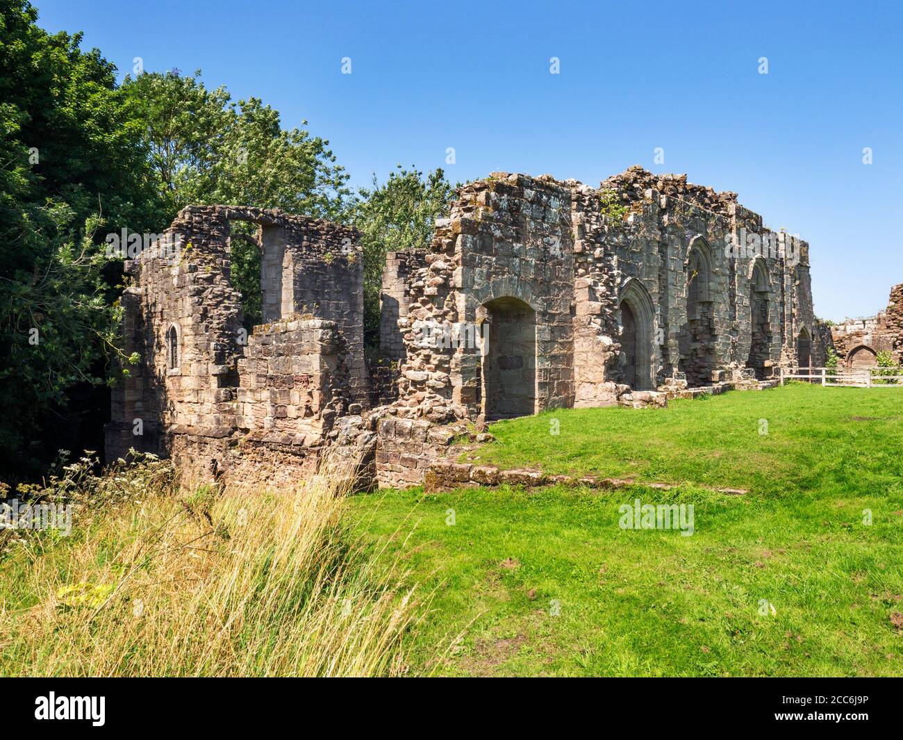 Rovine del Castello di Spofforth una casa fortificata costruita contro un Affioramento roccioso in Spofforth Harrogate North Yorkshire Inghilterra Foto Stock