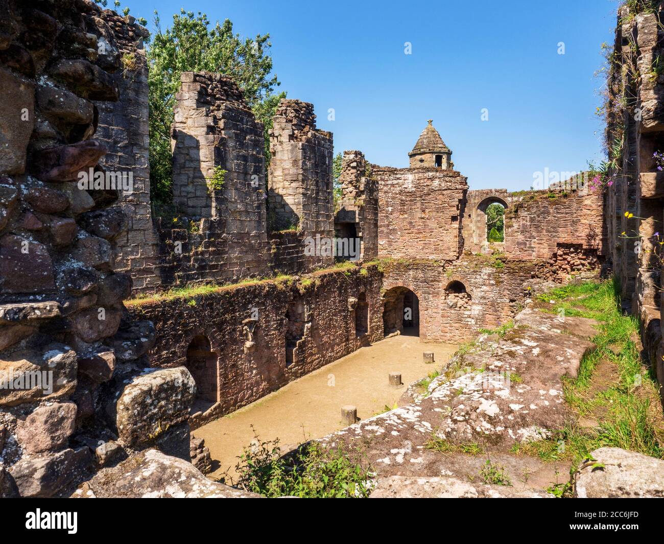 Affioramento di roccia che forma un muro alle rovine di Spofforth Castello una casa fortificata in Spofforth Harrogate North Yorkshire Inghilterra Foto Stock